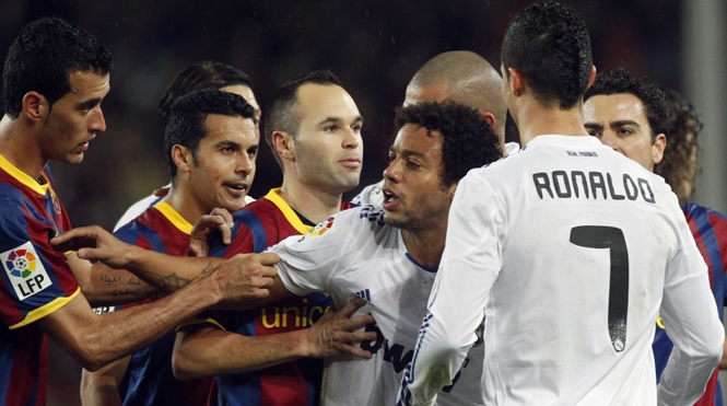 Video Real vs Barca: Siêu kinh điển của bạo lực, ăn vạ và thẻ đỏ